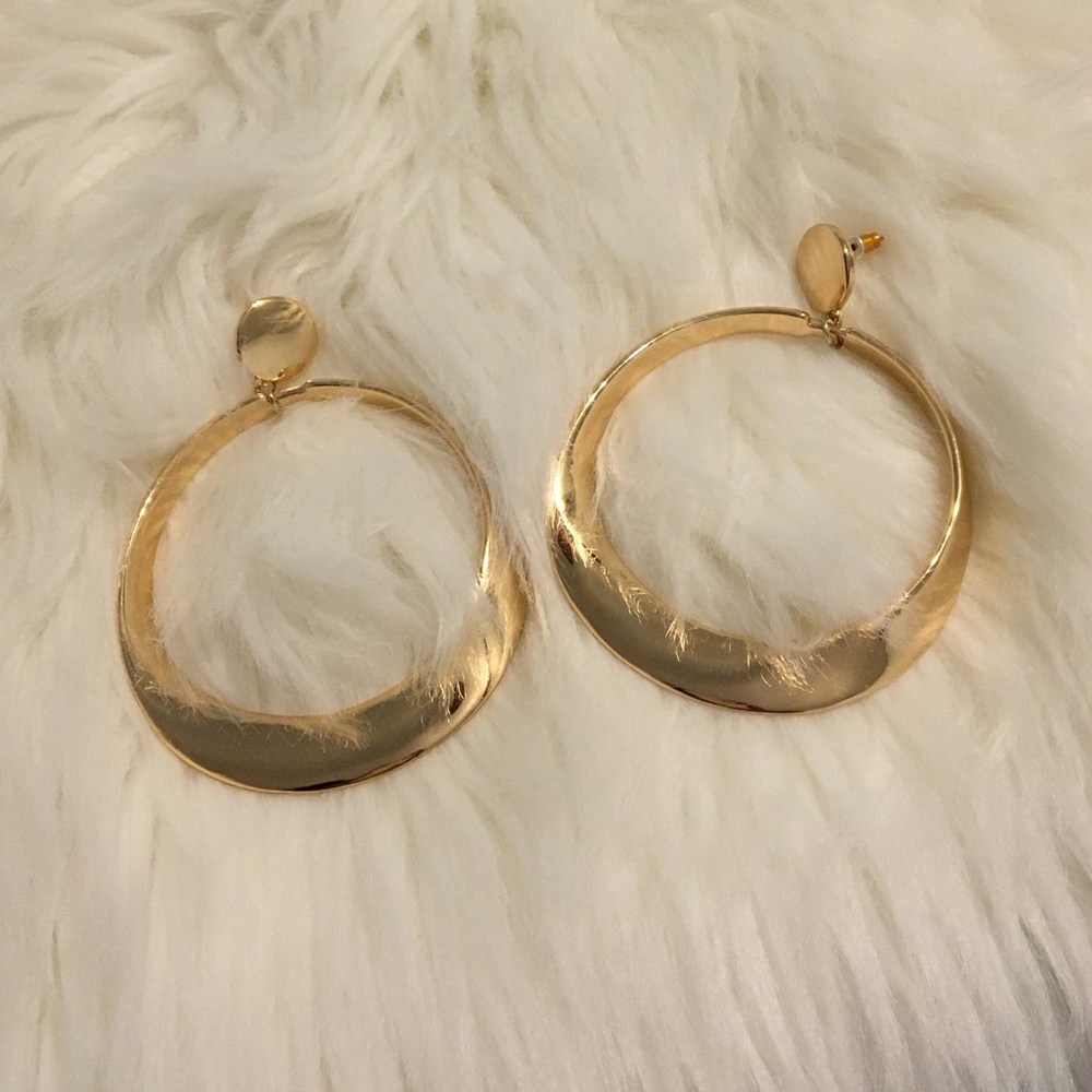 • Round Gold Earrings •